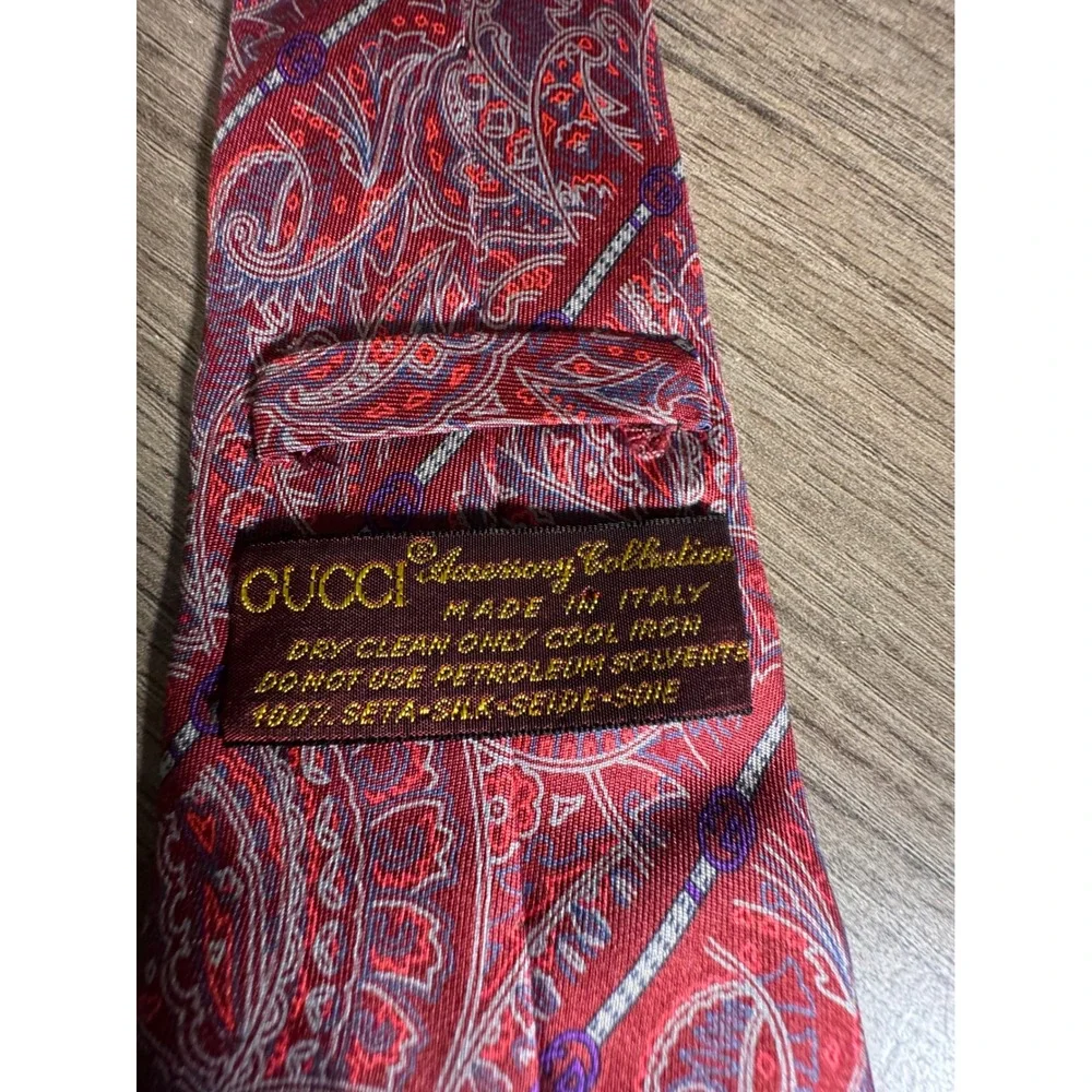Gucci Accessory Collection Red Paisley 100% Silk‎ Tie Made in Italy Vintage Mens